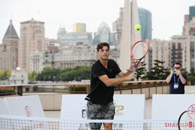 禁区前沿的 禁区前沿的